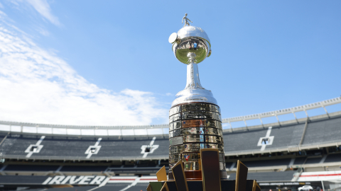 Fotografía del trofeo de la Copa Libertadores este viernes 29 de noviembre de 2024, en el estadio Más Monumental, en Buenos Aires (Argentina).