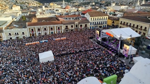 El masivo concierto en la plaza San Francisco de Quito se suspendió por disturbios.