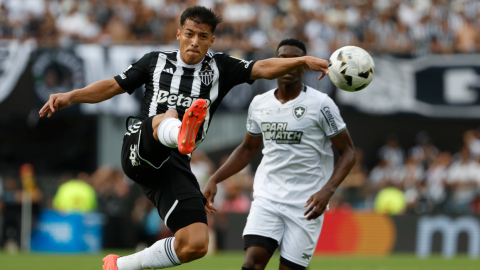 Alan Franco, de Atlético Mineiro, salta por el balón en la final de la Copa Libertadores ante Botafogo en el estadio Más Monumental, el sábado 30 de noviembre de 2024.