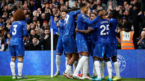 Los jugadores del Chelsea festejan un gol de Enzo Fernández ante Aston Villa por la Premier League, el domingo 1 de diciembre de 2024.