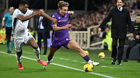 Edoardo Bove (d), jugador del Fiorentina, durante el partido ante el Inter de Milán, este domingo 1 de diciembre de 2024.