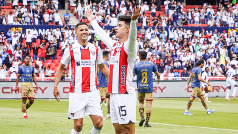 Gabriel Villamil festeja su gol con Álex Arce en el partido entre Liga de Quito y Deportivo Cuenca por la Fecha 15 de la LigaPro, el domingo 1 de diciembre de 2024.