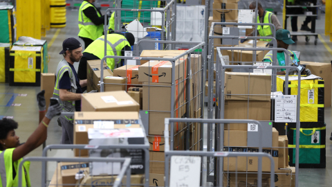 Fotografía de archivo de trabajadores de Amazon que apilan cajas de pedidos, en Georgie, Estados Unidos, durante la temporada de Cyber Monday en noviembre de 2022.