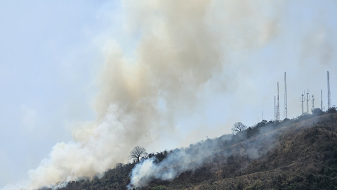 Antenas de la CNEL a pocos metros de un incendio forestal en Cerro Azul, en el noroeste de Guayaquil.