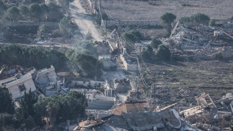 Tropas israelís se movilizan en medio de casas destruidas en el poblado de Meiss El-Jabal, en el sur de Líbano, mientras se retiran para regresar a Israel, el 2 de diciembre de 2024.