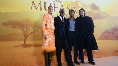 El director estadounidense Barry Jenkins junto a los actores italianos Luca Marinelli (Mufasa), Elodie (Sarabi) y Alberto Boubakar Malanchino (Taka) durante una sesión fotográfica el 15 de noviembre de 2024 en Roma.