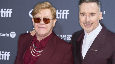 El cantante y compositor británico, Elton John (izq.), junto a su esposo, el cineasta canadiense-británico, David Furnish, en la premier de 'Elton John: Never Too Late', en Toronto, el 6 de septiembre de 2024