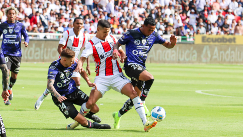 Jugadores de Liga de Quito e Independiente del Valle, durante un partido de LigaPro, el 9 de noviembre de 2024.