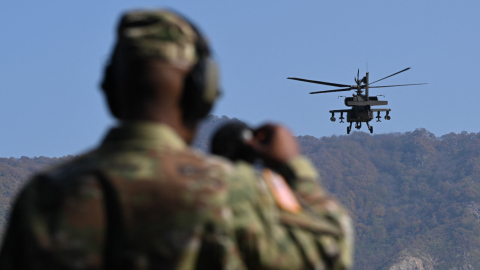 Un soldado estadounidense graba un video de un helicóptero Apache AH-64 de Corea del Sur durante un ejercicio combinado de fuego real, 30 de octubre de 2024.