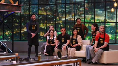 Concursantes de MasterChef Celebrity Ecuador 2 con delantales negros este 2 de diciembre de 2024.