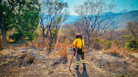 Un bombero en un incendio forestal en un cerro de Guayaquil