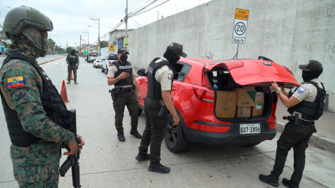 Militares y policías realizan un control vehicular durante el estado de excepción en Ecuador.