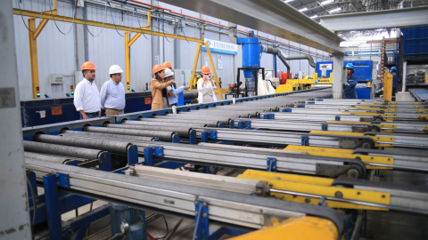 Ministra de Producción, Sonsoles García, en una visita a la planta de producción de la empresa de aluminio Cedal, septiembre de 2024.