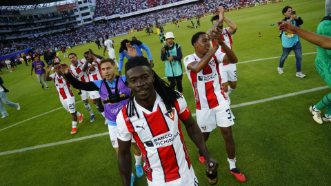 Los jugadores de Liga de Quito festejan haber ganado la segunda etapa de la LigaPro, el 1 de diciembre de 2024.