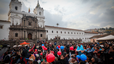 Ciudadanos participan de las Fiestas de Quito en la Plaza de San Francisco, un símbolo de la capital.