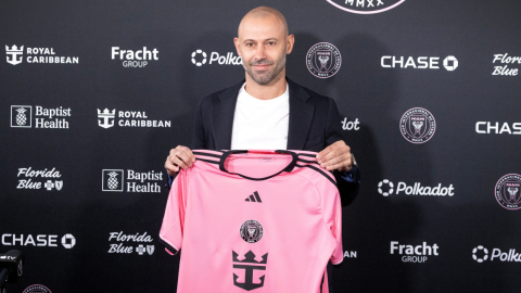 Javier Mascherano, director técnico del Inter Miami, posa con la camiseta del club el 3 de diciembre de 2024.