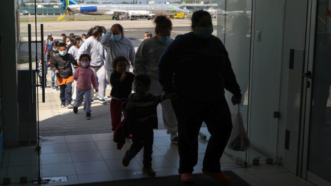 Migrantes ingresando al centro de recepción de retornados este viernes en Ciudad de Guatemala, 8 de noviembre de 2024.