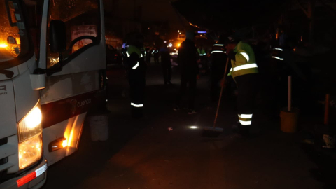 Fotografía de personal del Municipio de Cuenca en labores viales, con poca luz, en medio de jornadas con cortes de luz, en diciembre de 2024.