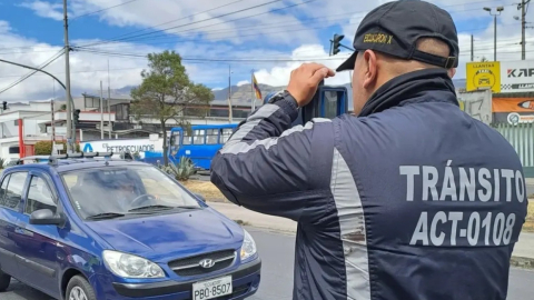 Un agente metropolitano de tránsito en Quito realiza controles de velocidad.