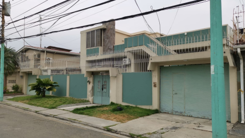 Vista de la casa de alquiler en las calles Bálsamos y Primera, en Urdesa Central, norte de Guayaquil, donde se registró un triple crimen la noche del 2 de diciembre de 2024. En la incursión armada murió  Braulio Vicente Bailón Obando, alias Braulio, cabecilla de Mafia 18.