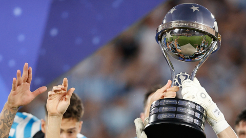 Los jugadores de Racing celebran con el trofeo de la Copa Sudamericana tras vencer Cruzeiro el sábado 30 de noviembre, en la final.