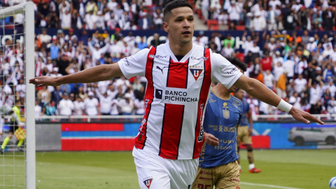 Alex Arce, de Liga de Quito, festeja el gol que le convirtió al Deportivo Cuenca, el 1 de diciembre de 2024.