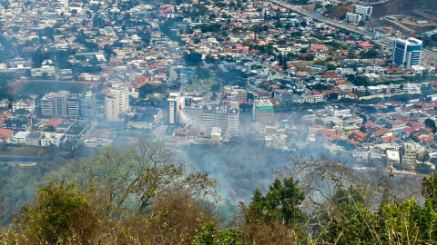 Incendio forestal en Cerro Azul, en Guayaquil, este martes 3 de diciembre de 2024.