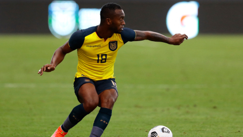 El ecuatoriano Pedro Pablo Perlaza toma el balón durante el partido amistoso de fútbol contra Bolivia en el Estadio Banco Guayaquil, el 29 de marzo de 2021.