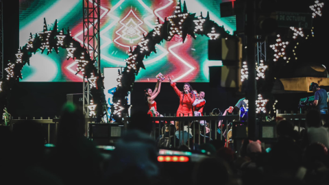 Música en vivo durante el encendido del árbol de Navidad de Guayaquil, el 3 de diciembre de 2024.