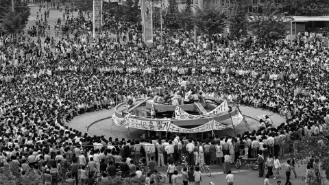 Fotografía de archivo de mayo de 1980 en la que se ve a una multitud de manifestantes reunidos en un lugar público de Gwangju para mostrar su rechazo a la implementación de la ley marcial en Corea del Sur.