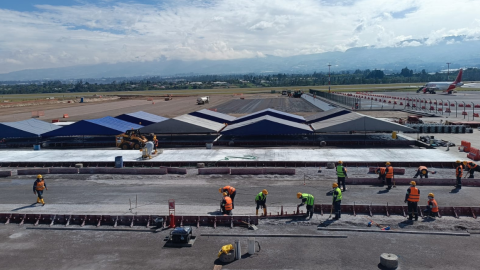 Obreros en la pista del aeropuerto de Quito