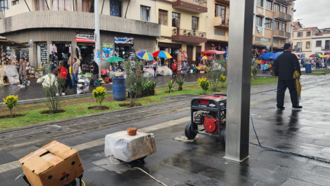 Generadores eléctricos en una calle de Cuenca