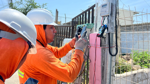 Personal de la CNEL inspecciona medidores de luz en la provincia de Santa Elena.