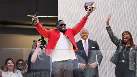 El alcalde de Nueva York, Eric Adams, le entrega a Sean "Diddy" Combs las llaves de la ciudad en Times Square, 15 de septiembre de 2024.