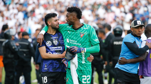 Cristian Zabala (izq.) y Alexander Domínguez (der.) saludan durante el partido entre Liga de Quito e Independiente del Valle, por la LigaPro, el 9 de noviembre de 2024.