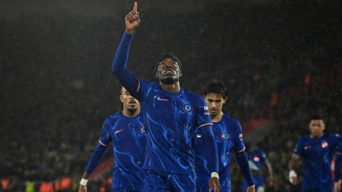 Noni Madueke celebra el tercer gol Chelsea durante de la Premier League ante Southampton, el 4 de diciembre de 2024.