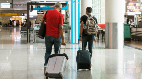 Viajeros se movilizan en el Aeropuerto Internacional 'José Joaquín de Olmedo' de Guayaquil.