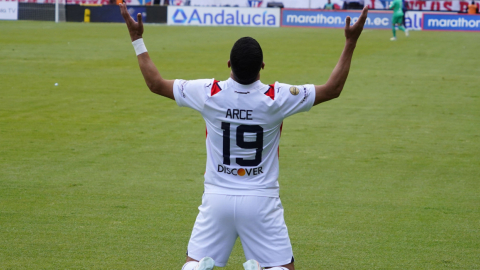 Alex Arce, de Liga de Quito, celebra un gol ante Deportivo Cuenca el domingo 1 de diciembre por la Fecha 15 de la LigaPro.