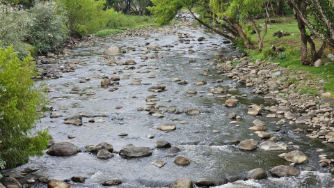 Monitoreo de caudal de agua a los ríos de Cuenca por parte de la empresa Etapa, el 28 de noviembre de 2024.