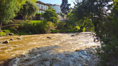 El río Tomebamba atraviesa el barranco