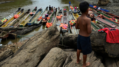 Migrantes en embarcaciones en la selva del Darién