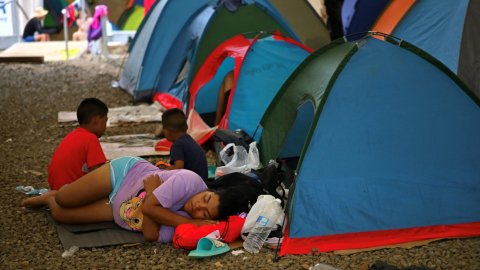 Una mujer toma una siesta en el Centro de Recepción Temporal para Migrantes en Lajas Blancas, al este de la Ciudad de Panamá, 26 de septiembre de 2024.