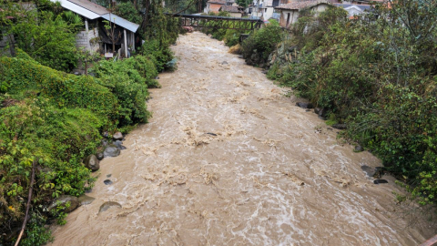 El caudal del río Machángara, en Cuenca, creció la tarde de este 5 de diciembre por las intensas lluvias.