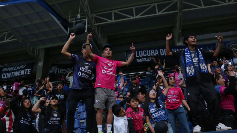 Hinchas de Independiente del Valle cantan en un partido en el estadio Banco Guayaquil de Sangolquí, el domingo 24 de noviembre de 2024.