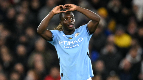 El centrocampista del Manchester City, Jeremy Doku, celebra el tercer gol del equipo durante el partido de la Premier League contra el Nottingham Forest.