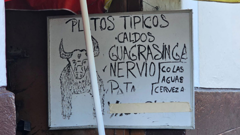 Detalle de un cartel de venta de comida en Quito, diciembre de 2024