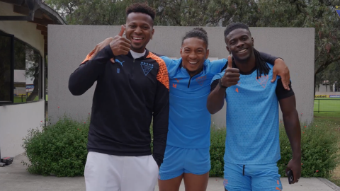 Michael Estrada, José Quintero y Ricardo Adé, después de grabar un video con Liga de Quito.