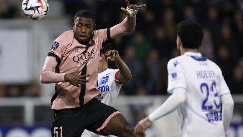 Willian Pacho, defensa ecuatoriano del PSG, despeja un balón por alto, este viernes 6 de diciembre ante al Auxerre, por la Liga francesa.