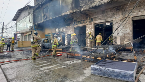 Un incendio en una edificación de tres plantas, originado en un local de almacenamiento de colchones, se registró la tarde del 6 de diciembre de 2024 en la vía a Daule, en Guayaquil.