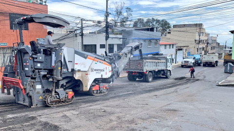 Maquinaria de la Epmmop repavimenta una de las calles del Comité del Pueblo, el 5 de diciembre de 2024.